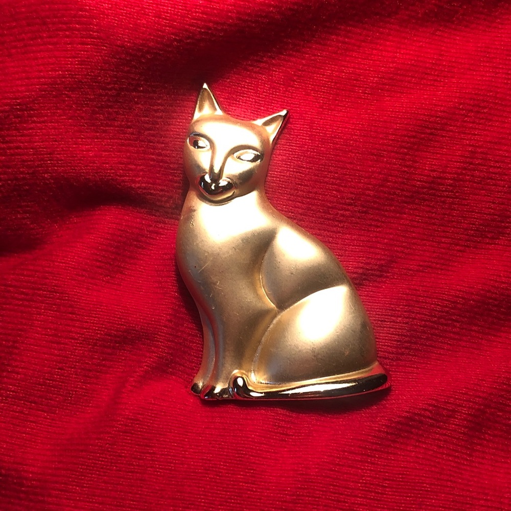 vintage gold-tone cat brooch a smooth satin finish and an elegant seated pose